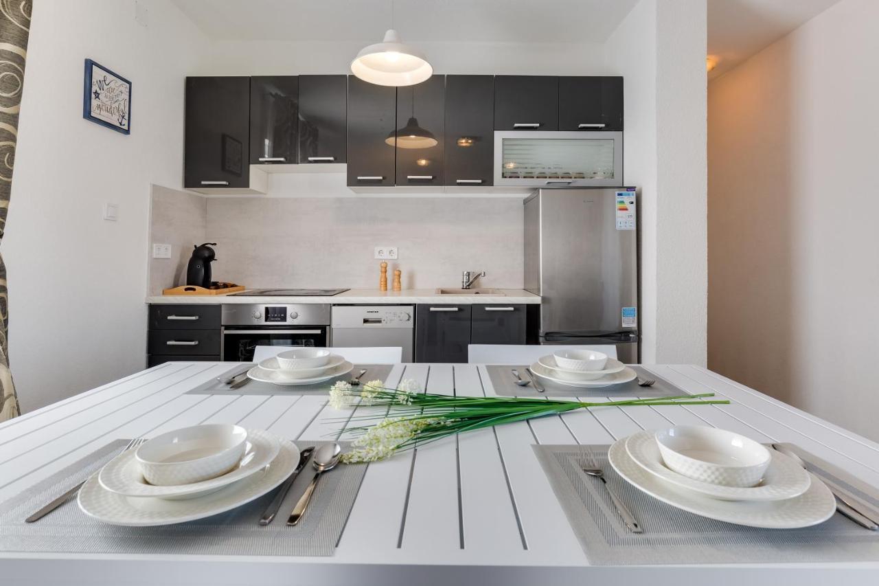 Apartmani Kastelina Vir Exterior photo